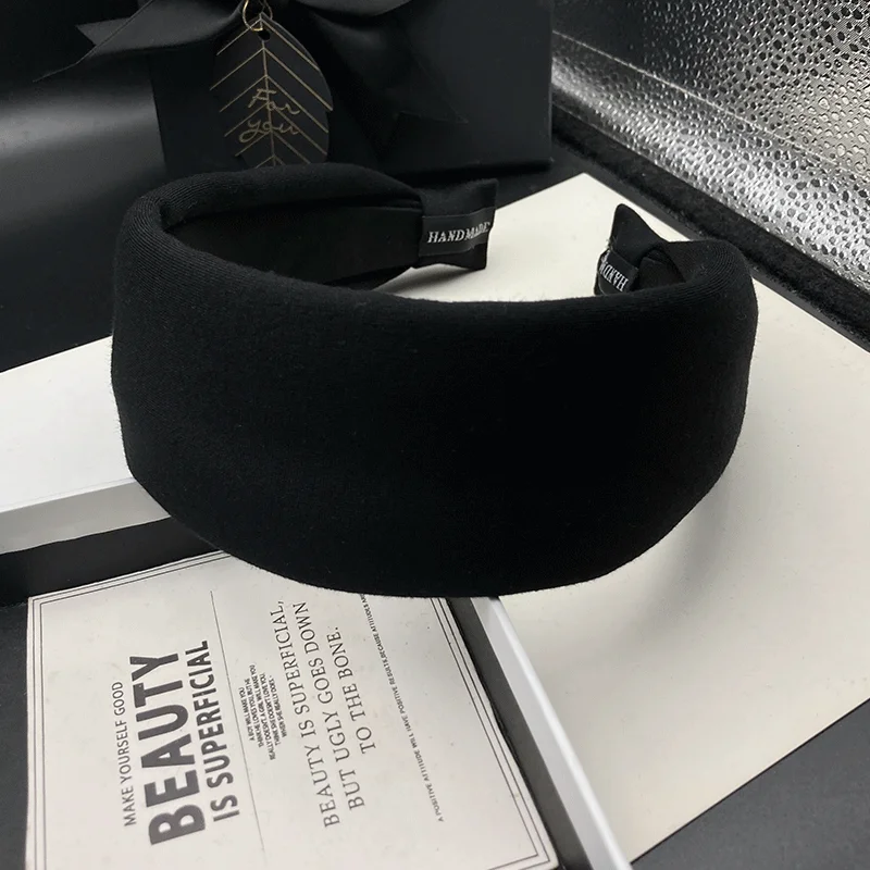 Haarband für Damen, modisch und stilvoll, geeignet für den Alltag, mit Haaraccessoires und breiten Rändern. – Detail 2