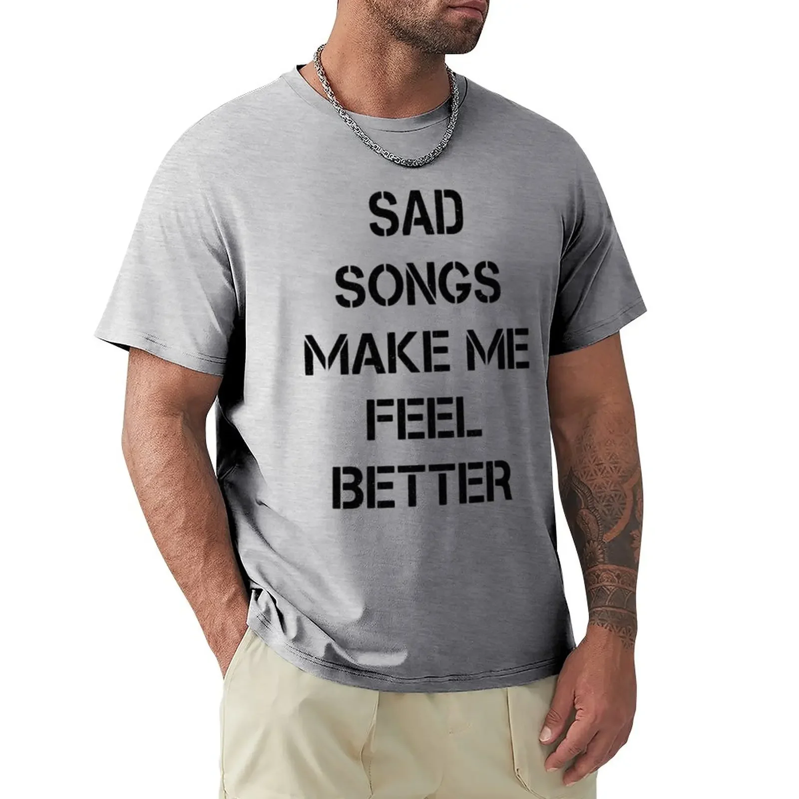 Футболка мужская оверсайз с принтом грустных песен и надписей «Я чувствую себя лучше»