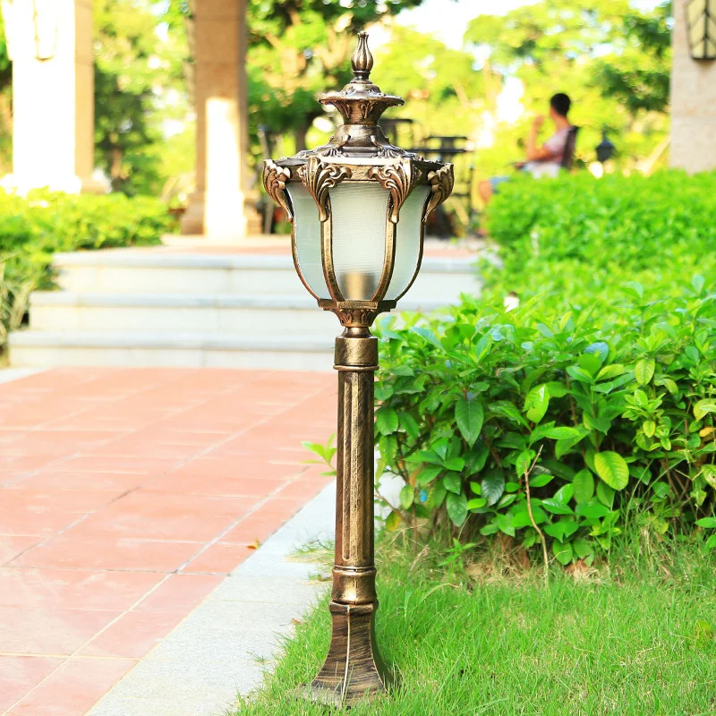 Lampada da giardino retrò a LED per esterni in bronzo ad asta lampada da giardino impermeabile IP65 per la decorazione della casa per il dispositivo della Villa del cortile