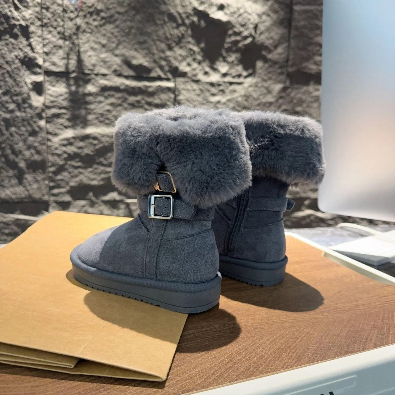 Botas de nieve largas con suela gruesa y forro de piel sintética gris para niñas, botas de invierno con aislamiento a la moda, nuevo estilo 2026 ​