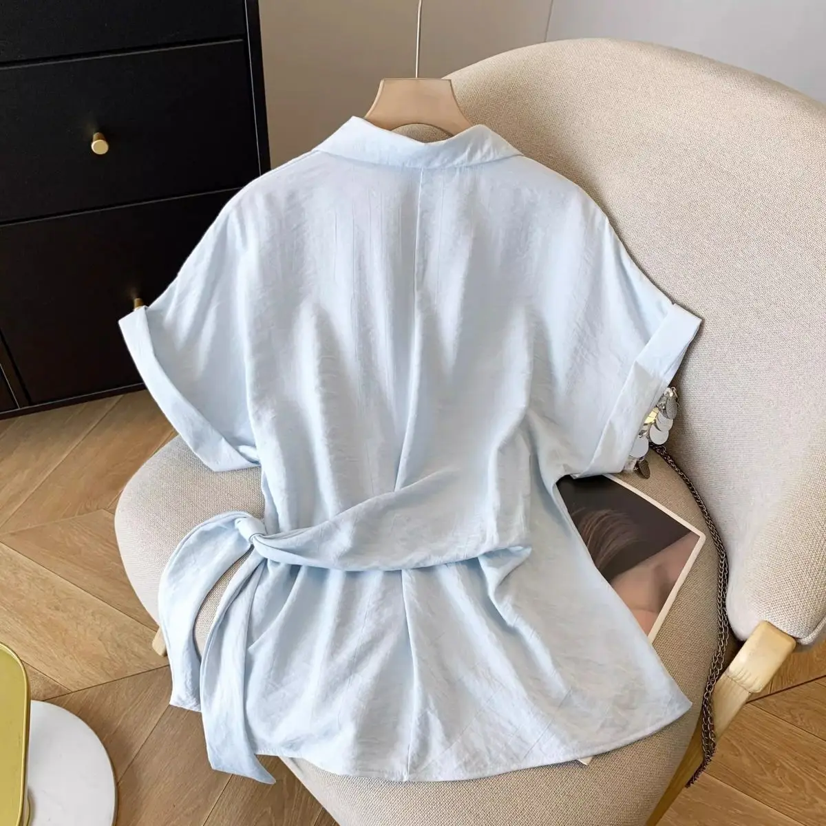 قميص نسائي أزرق على الطراز الكوري من مصنع قوانغتشو الثالث عشر، موضة صيفية بأكمام قصيرة وياقة بولو ضيقة