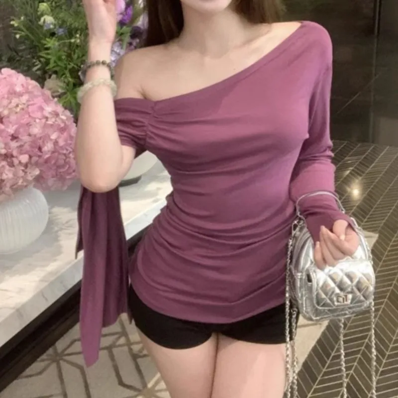 

A Long-sleeved T-shirt Slanted Neckline And Off-the-shoulder Design Features Slimming And Unique Top Irregular
