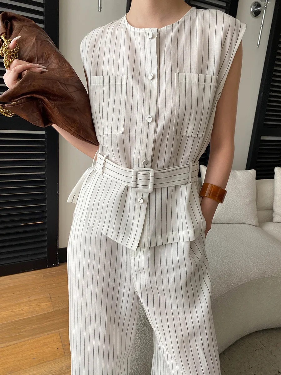 Sommerliches Damen-Set mit Rundhalsausschnitt, gestreiftem Schnürbund, ärmelloser Weste und lässiger Hose – Detail 8