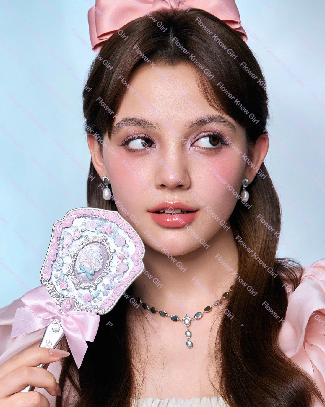 مرآة مكياج محمولة على شكل صدفة يدوية من مجموعة لؤلؤية من Flowerknoz