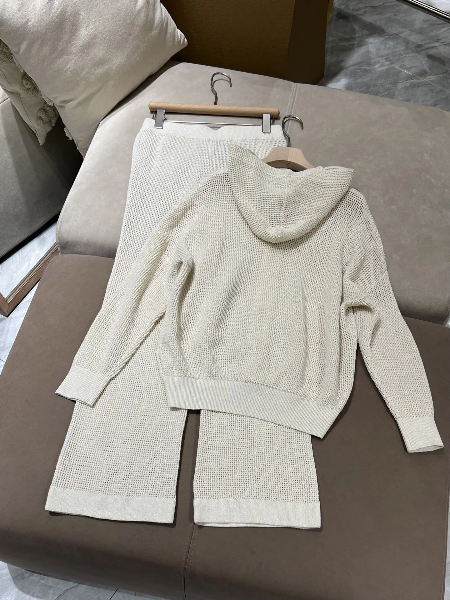 

Новый модный универсальный женский костюм из льна с золотой и серебряной нитью, вязаный, с капюшоном, для ранней весны 2026 года