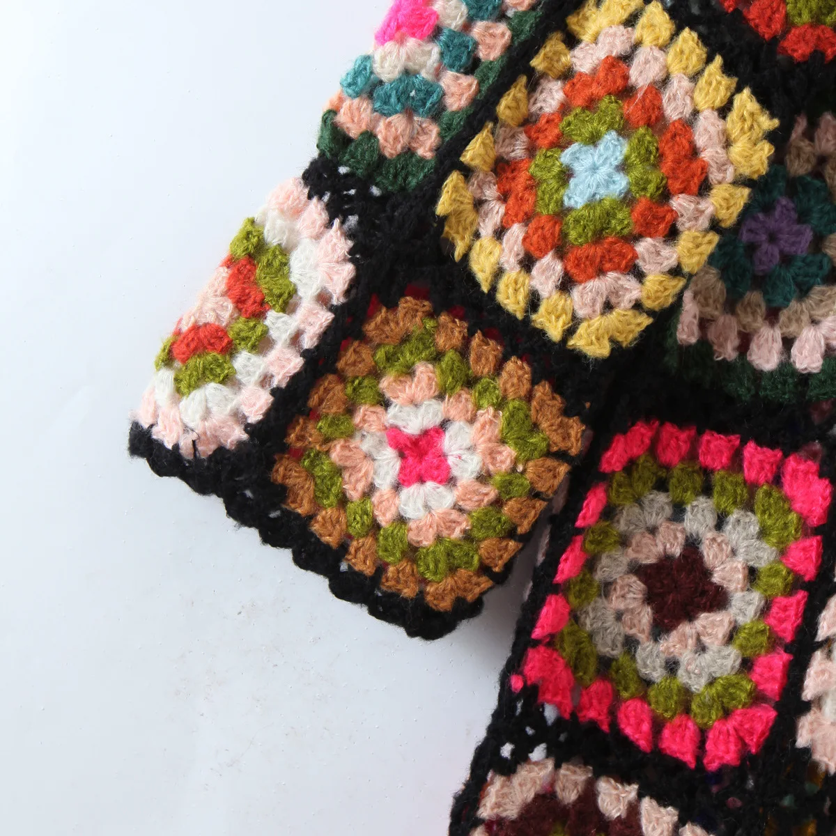 Sweter damski w stylu boho retro na wiosnę i jesień 2024, ręcznie robiony, w kratę, z kapturem, dziergany, w stylu dziadki.