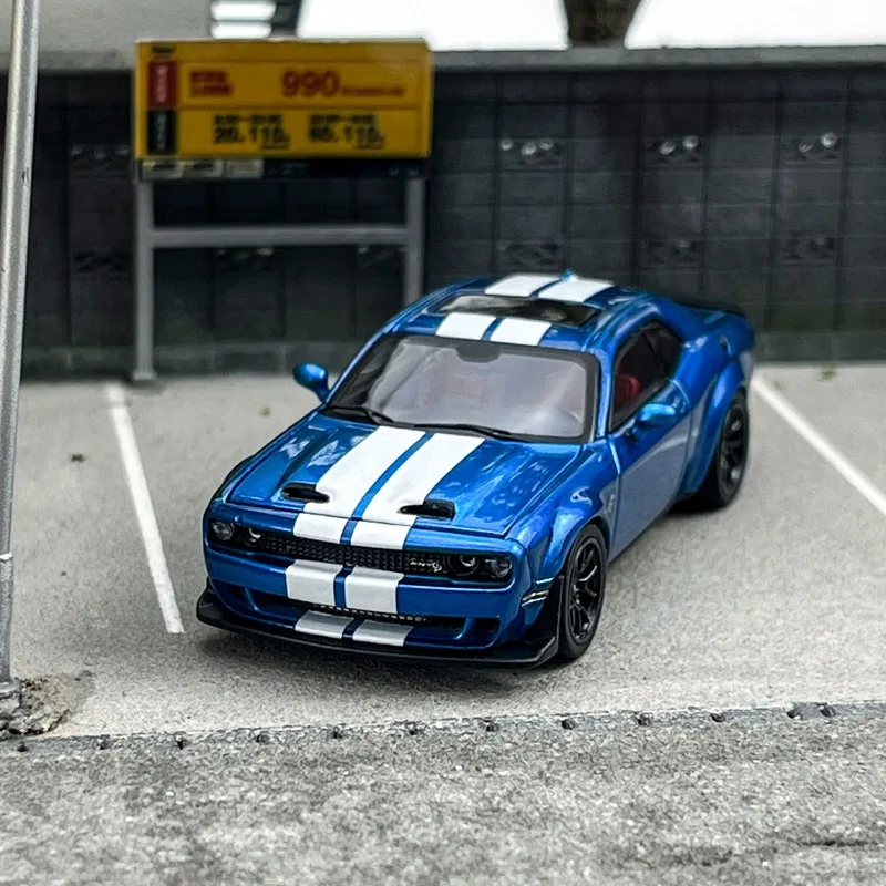 

In stock: 1:64 Dodge Challenger SRT Hellcat die-cast simulation alloy car model, boys' holiday gift toy, adult decorative item.