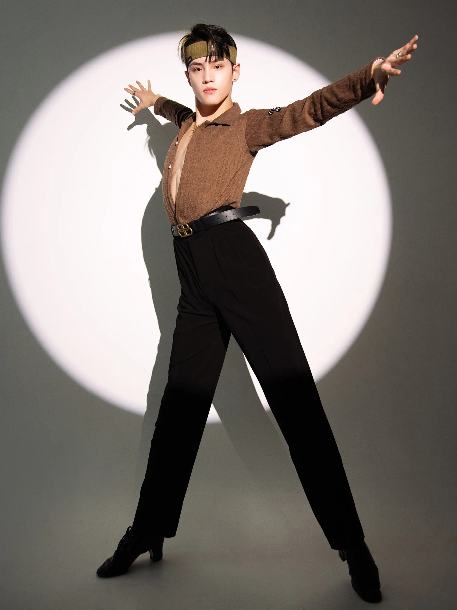 

Vennystyle Latin Dance Suit Men Ballroom Training Textured Shirt Deep V-Neck Slim-Fit Dance Pants Men's professional competition