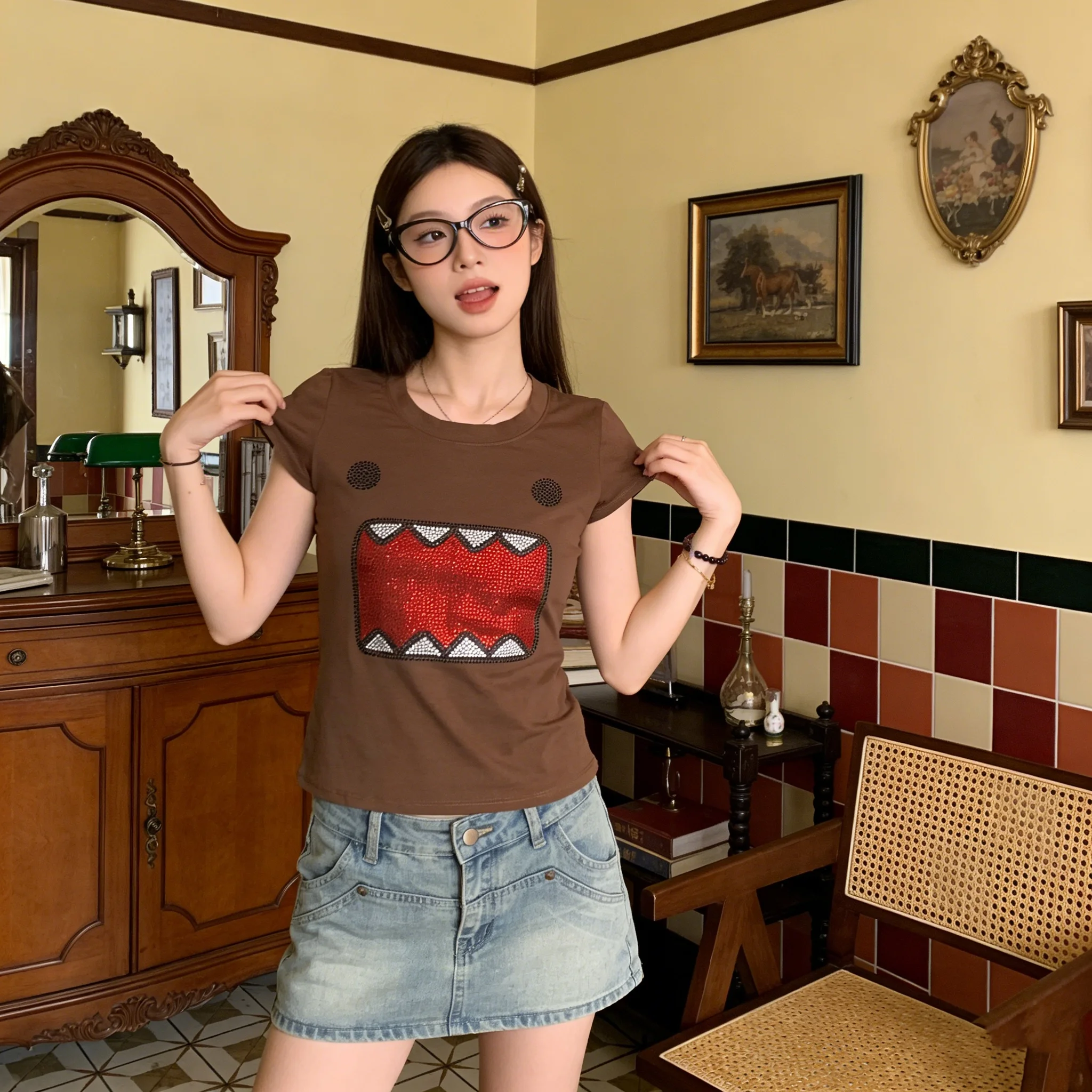 Camiseta retro personalizada con estampado de diamantes de imitación, cuello redondo y manga corta, top de manga corta con diamantes de imitación Tama Jun