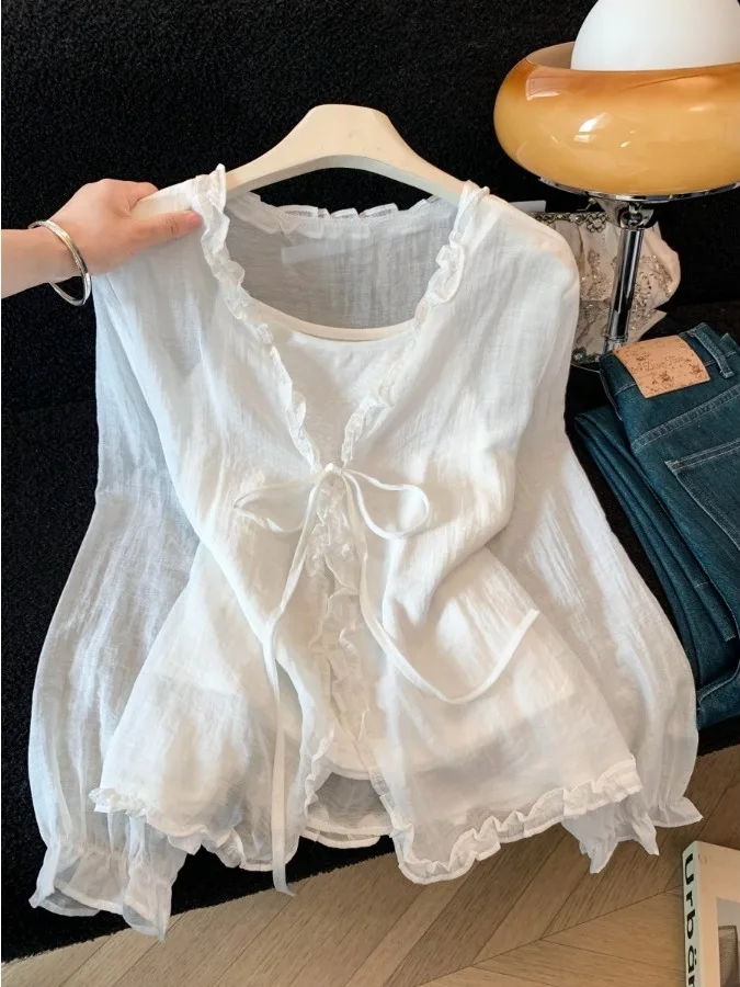 

Комплект из двух предметов: легкий кардиган в корейском стиле с V-образным вырезом и свободным кроем для защиты от солнца, а также тонкий летний топ на бретельках для женщин