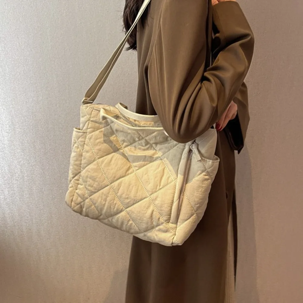 Simpatica borsa a tracolla scozzese in stile coreano Borsa imbottita trapuntata casual di grande capacità Borsa in piumino di cotone spaziale tinta unita per impiegati