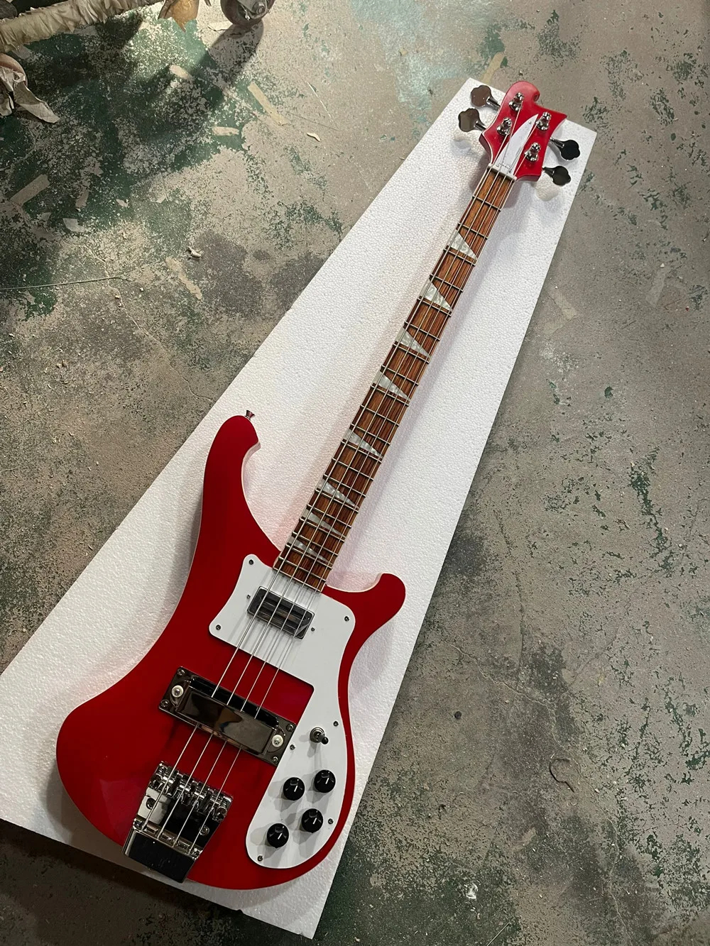 

Red Body 4 strings Electric Bass Guitar with Rosewood Fingerboard,Chrome Hardware,Provide customization