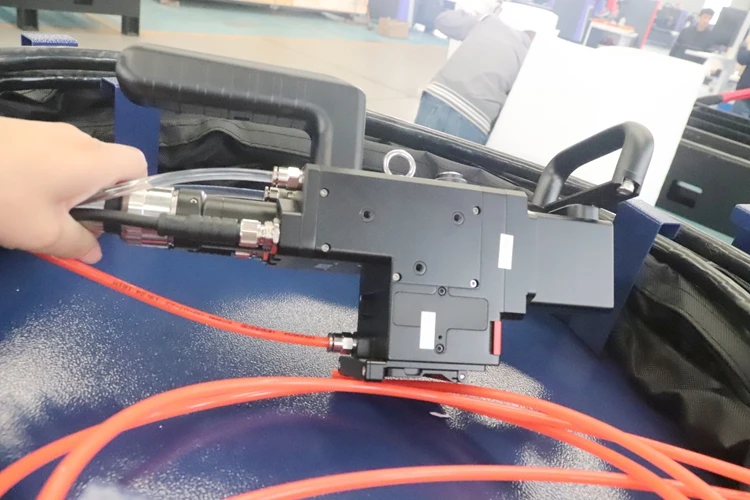 Zdjęcie 7: Maszyna do czyszczenia laserowego o mocy 6000W do usuwania rdzy, farby i oleju, laserowa maszyna do usuwania farby z metalu, laserowa maszyna do czyszczenia.