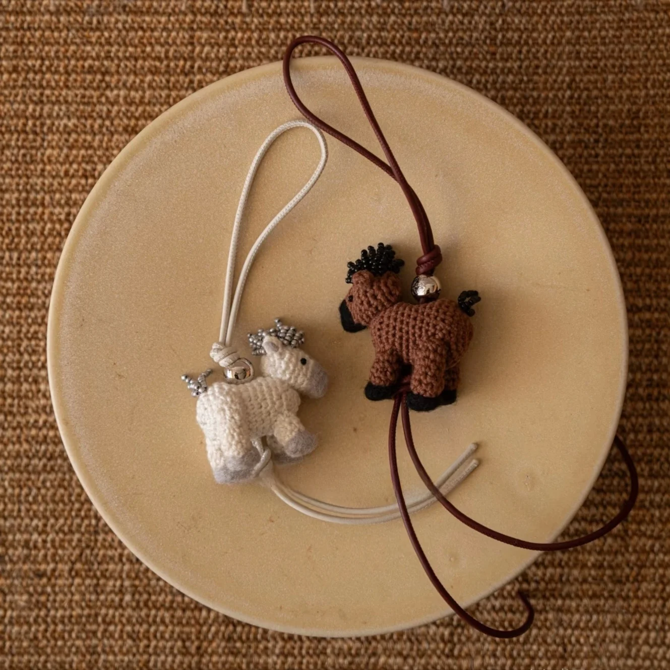 cadeau-du-nouvel-an-ornement-en-feutre-en-forme-de-poupee-decoration-suspendue-pour-miroir-tendance-et-polyvalent-accessoire-du-nouvel-an-materiel-de-tricot-diy