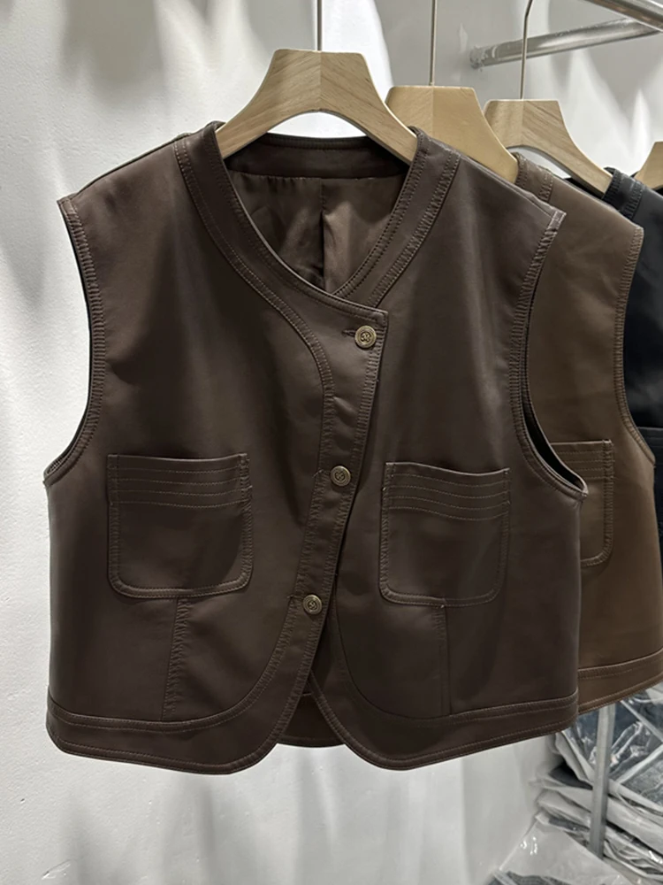 เสื้อกั๊กหนัง PU สไตล์เรโทรสำหรับผู้หญิง เสื้อคลุมทรงกลม ดีไซน์เลเยอร์แบบไม่สมมาตร สำหรับฤดูใบไม้ร่วง ปี 2024 เหมาะสำหรับใส่ไปทำงาน ติดกระดุม สี