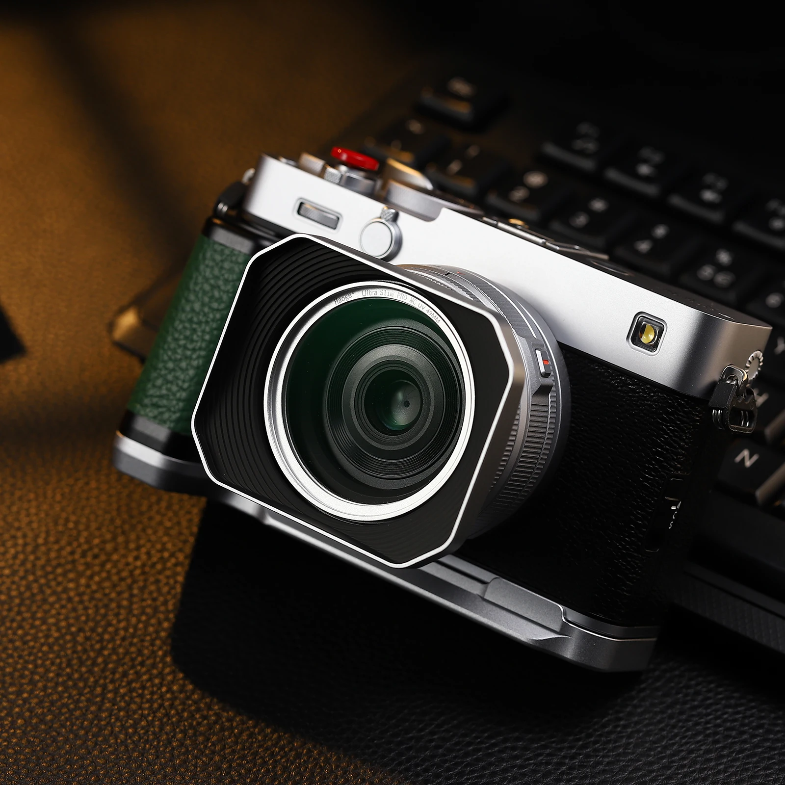 غطاء عدسة Haoge Squaret المعدني لعدسات Fujifilm XF23mm F2.8 وFuji XF27mmF2.8 R WR، مع غطاء معدني على جسم XE5 Cemera فضي