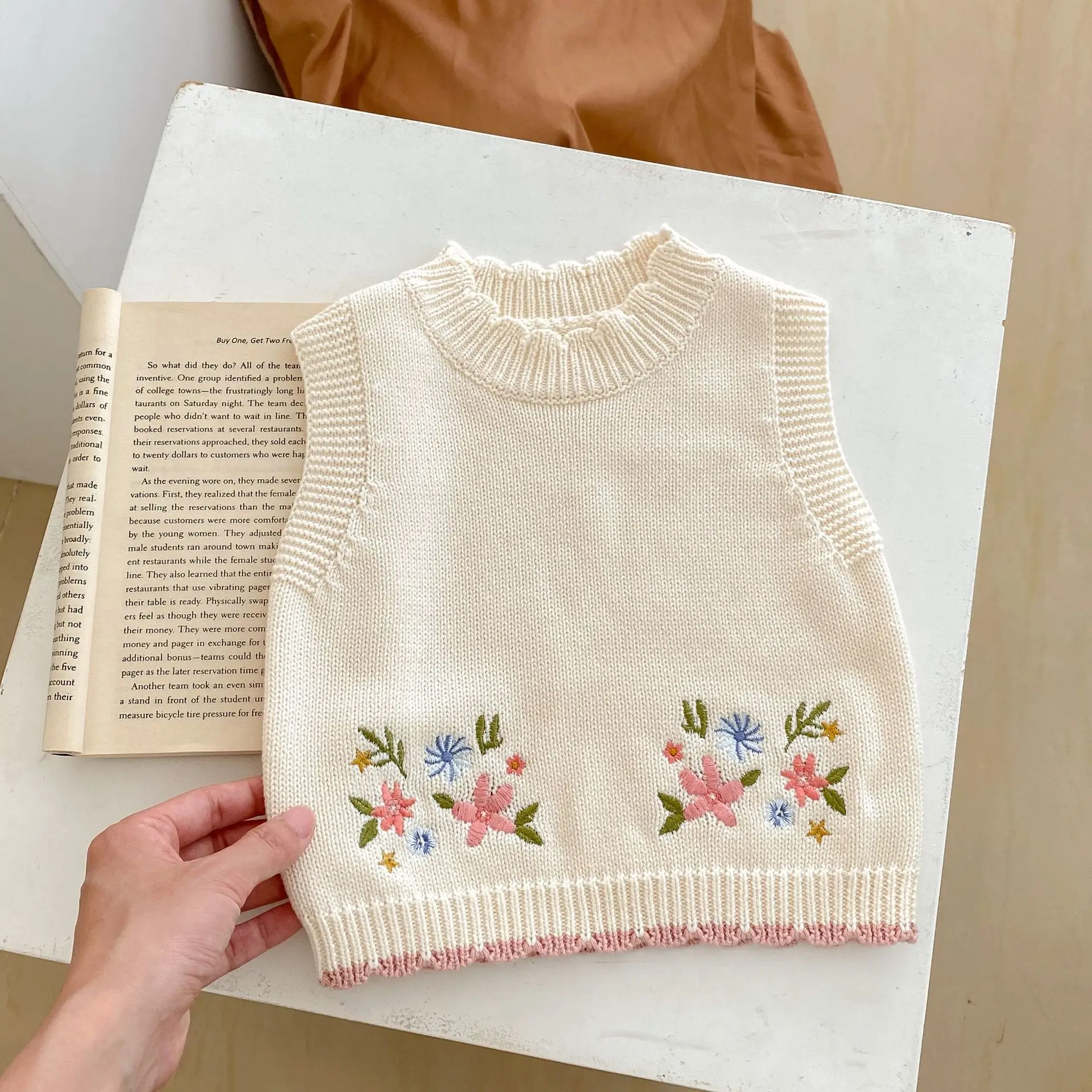 INS Spring and Autumn New Baby Girl Baby Fashion Versatile Cute Embroidered Round Neck Pullover Vest Cotton Knitted Sweater