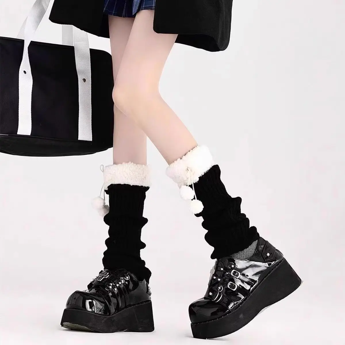 2025 nuevo superventas Otoño e Invierno cubierta de pierna tendencia personalidad costura forma lindo cálido transpirable calcetines de bola de piel