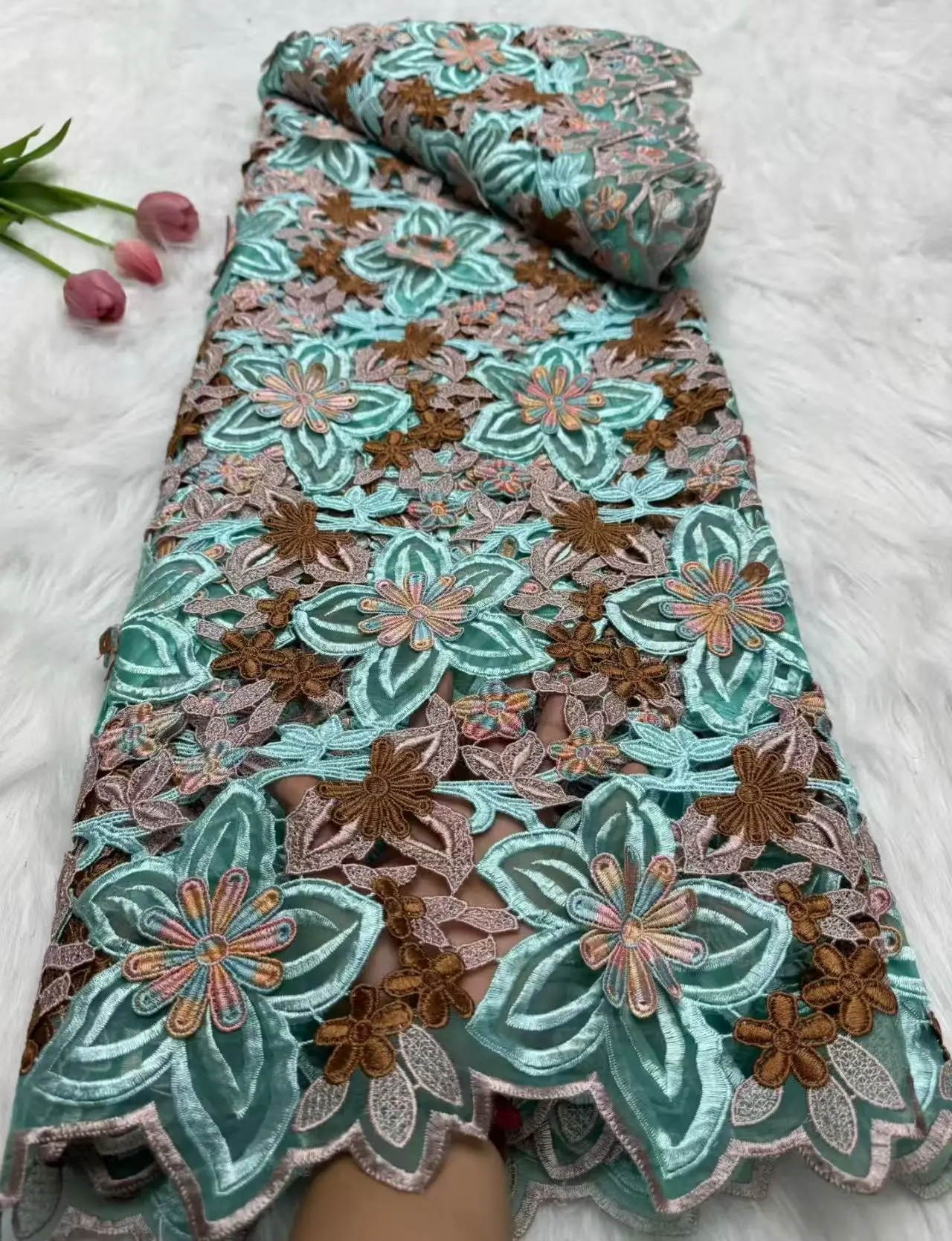 Tessuto di pizzo guipure con doratura africana 2025 Tessuto di pizzo solubile in acqua nigeriano Materiale di pizzo nigeriano di alta qualità