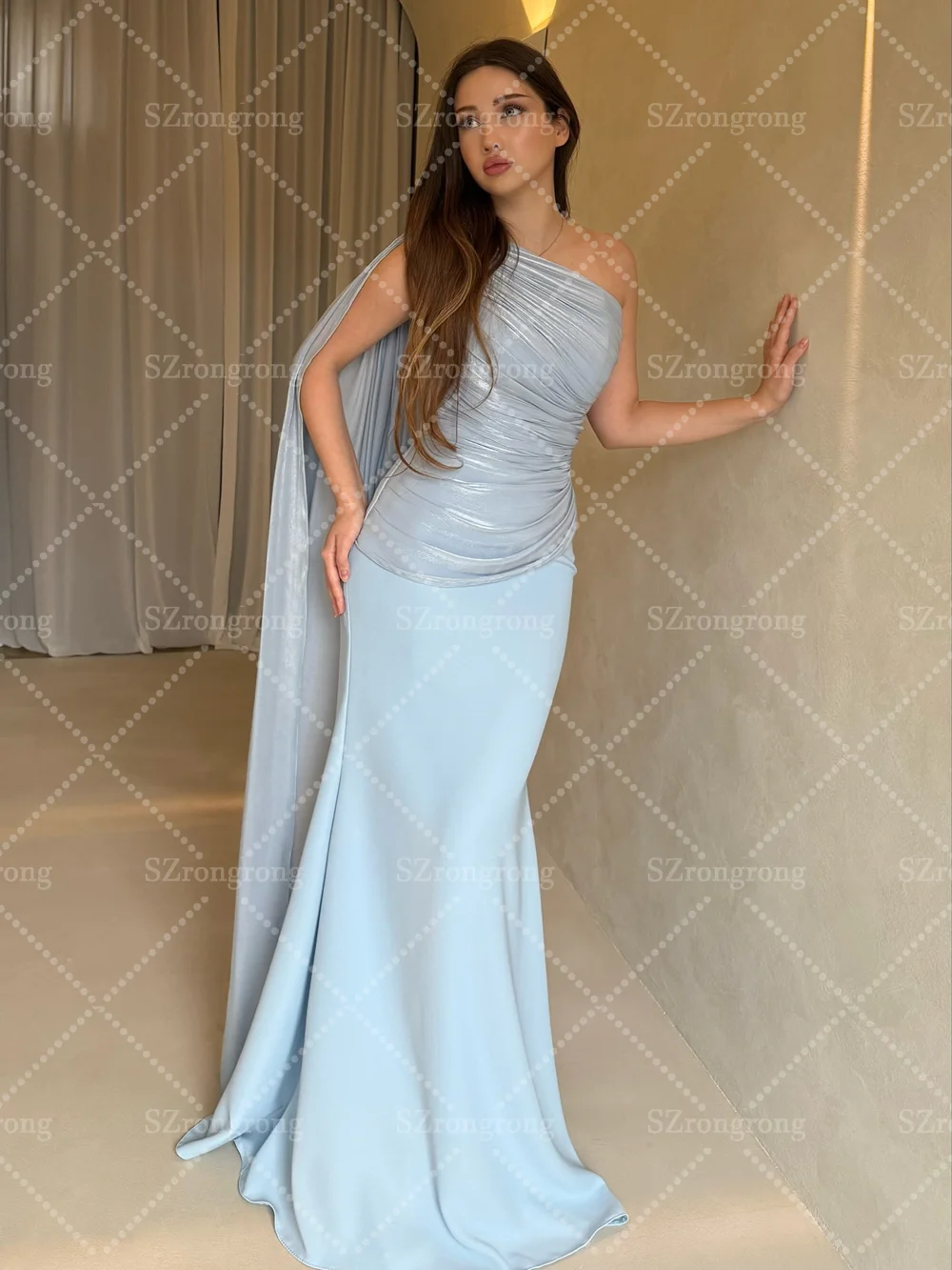 Eenvoudige een schouder chiffon geplooide bruids avondjurk schede sexy vloeiende backless prom feestjurk met cape op maat gemaakt