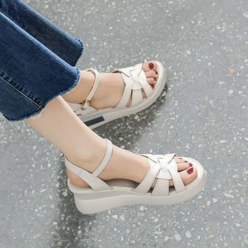 2024 Zomer Nieuwe Vrouwen Sandalen Casual Retro Holle Knop Sandalen Vrouwen Open Teen Sandalen Mode Comfortabele Helling hak Sandaal