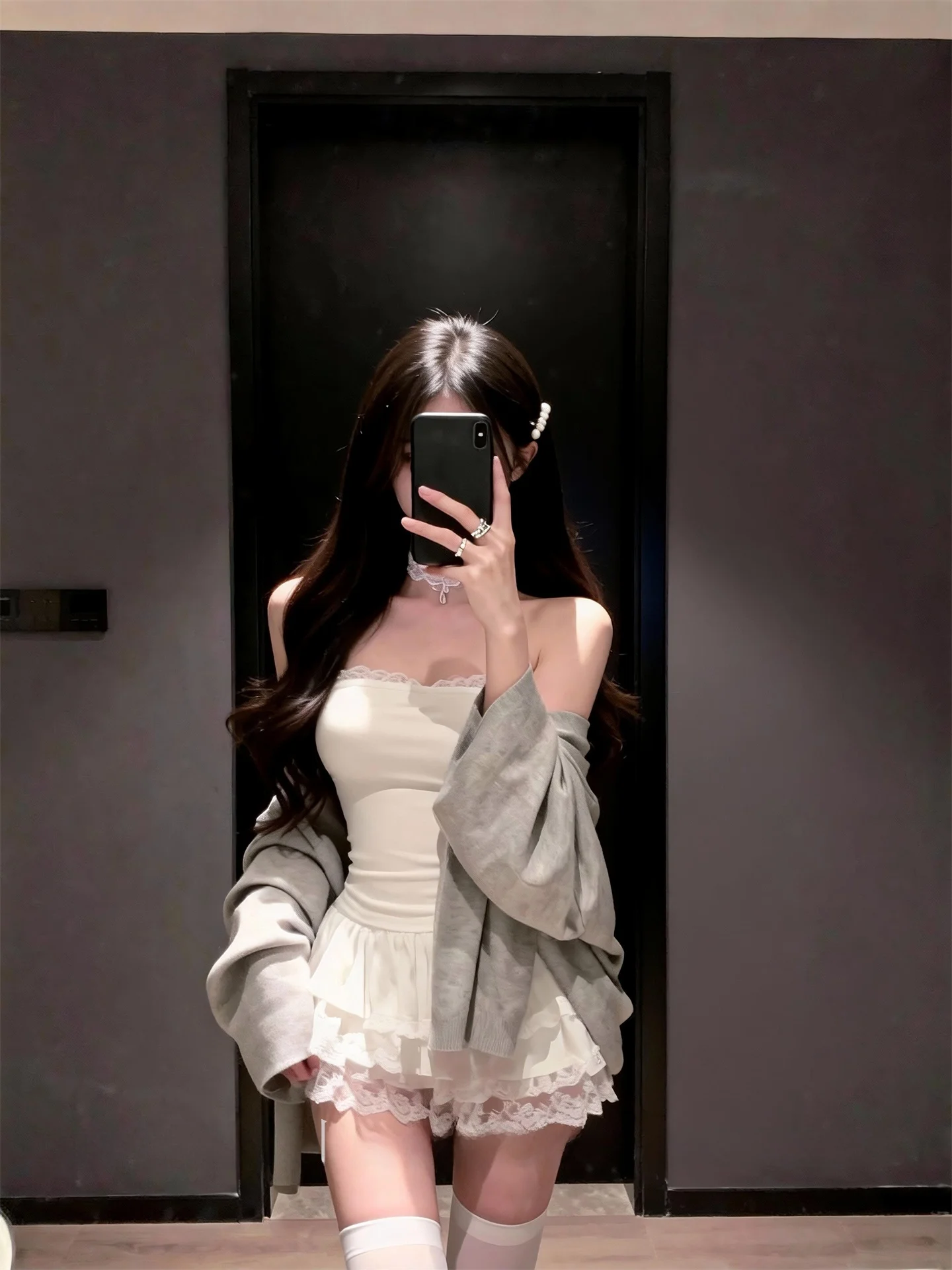 

Белый комплект из двух предметов: облегающий топ-бюстье и короткая юбка для женщин, осенне-зимний, повседневный, с кружевом, укороченный, модный