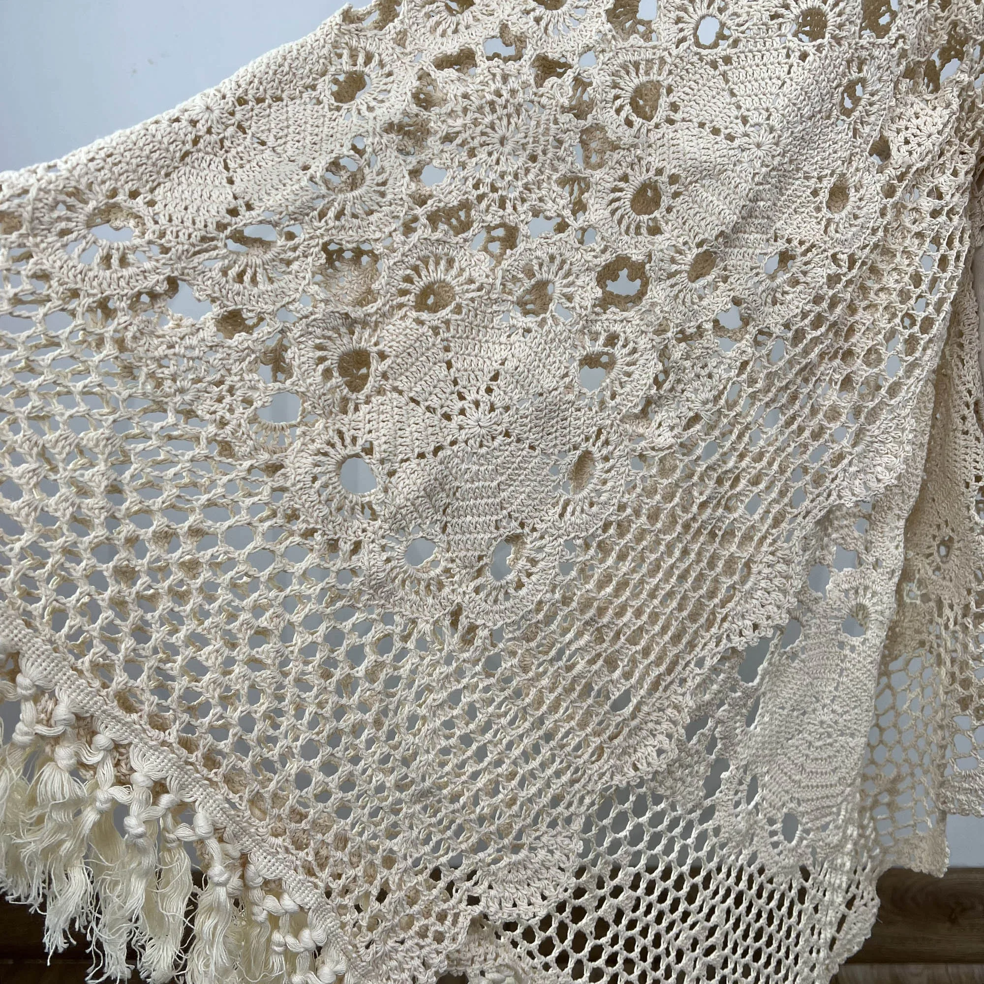 Don&Judy Bohemian Crochet Lace Hollow Out Long Sleeve Cardigan Top with Tassel Hem Knitted Cover Up Beachwear Maternity Props