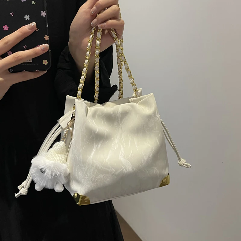 Retro Chic Chain Single Shoulder Crossbody Bag For Women Simple Leisure Versatile Work Bucket Bag Fashion Shopping Travel Pack