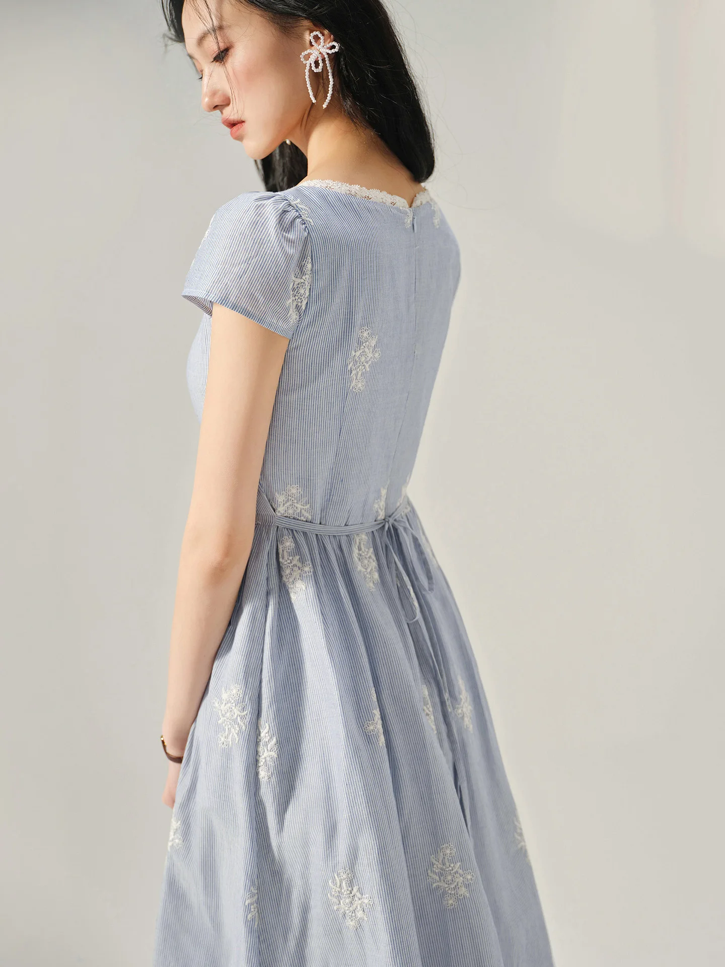 เสื้อผ้าผู้หญิงผ้าฝ้าย 100% สำหรับวันหยุดพักผ่อนริมชายหาด แขนยาว คอเหลี่ยม แต่งลูกไม้ปักลายหวาน สวมใส่สบาย