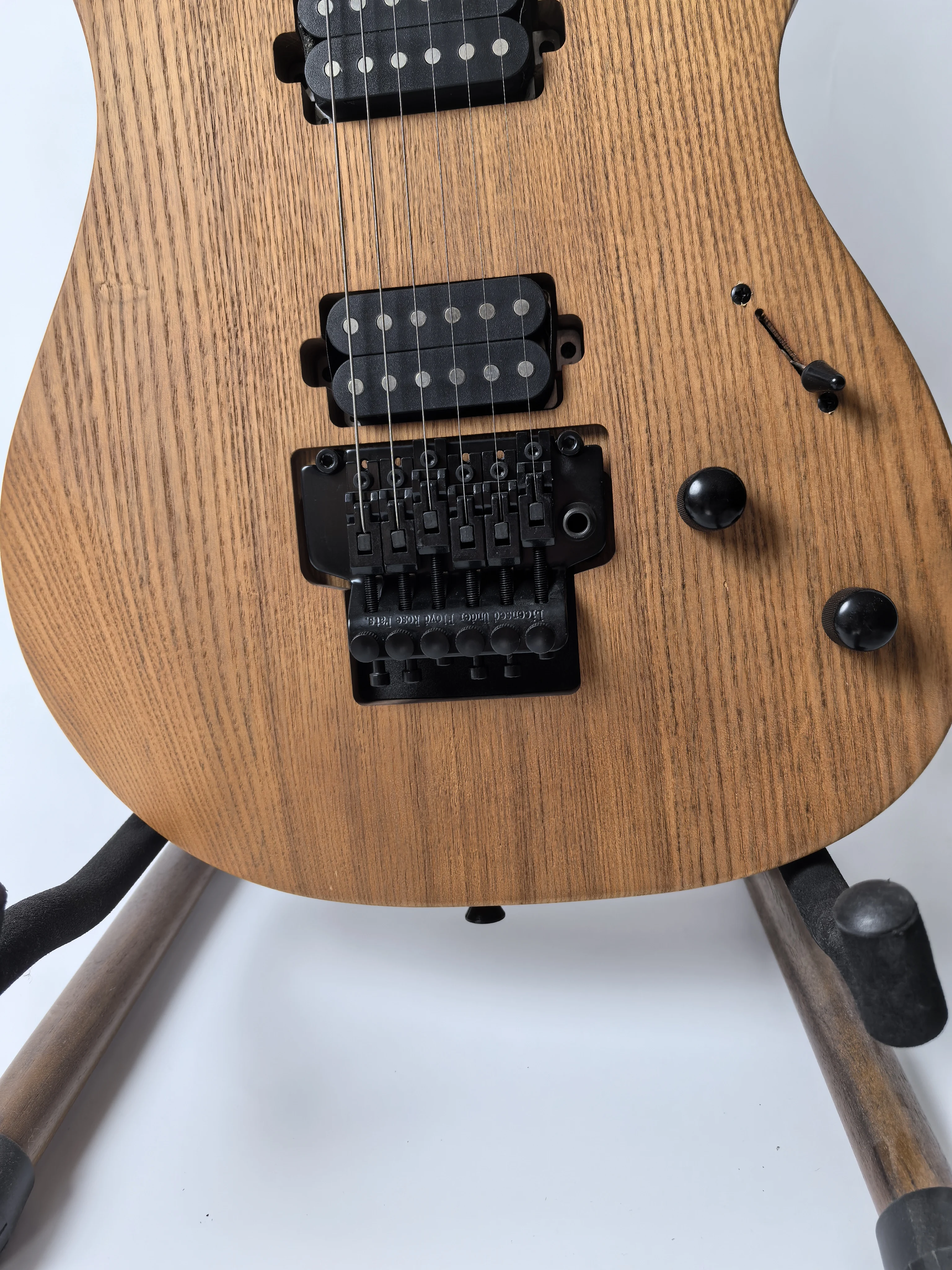 High quality, can be customized, 6 string 24 product electric guitar, natural wood color, order can be shipped.Goods in stock