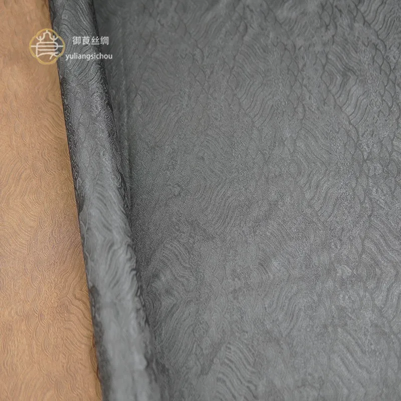 A new Chinese-style fabric made of silk interwoven with Xiangyunsha width 114cm and 30-33 momme
