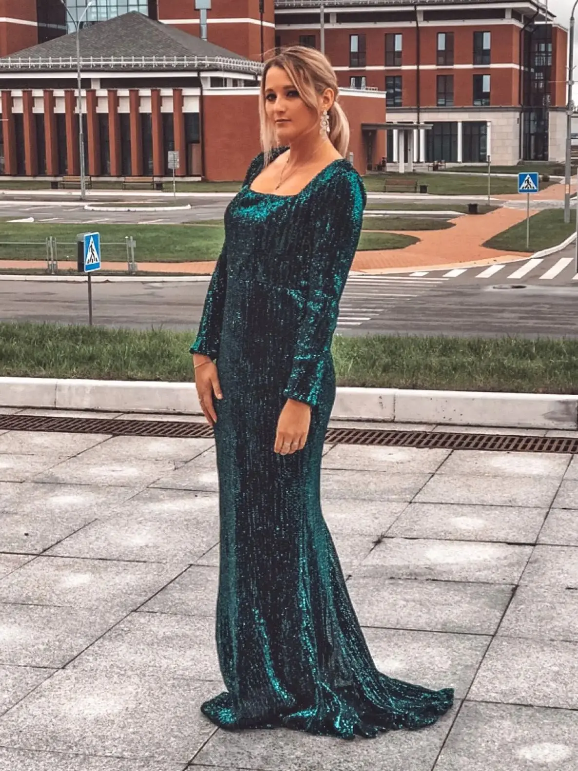 Full Sleeved Elegant Sequined Evening Mermaid Dress Square Neck Modest Green Gold Prom Gown for Women