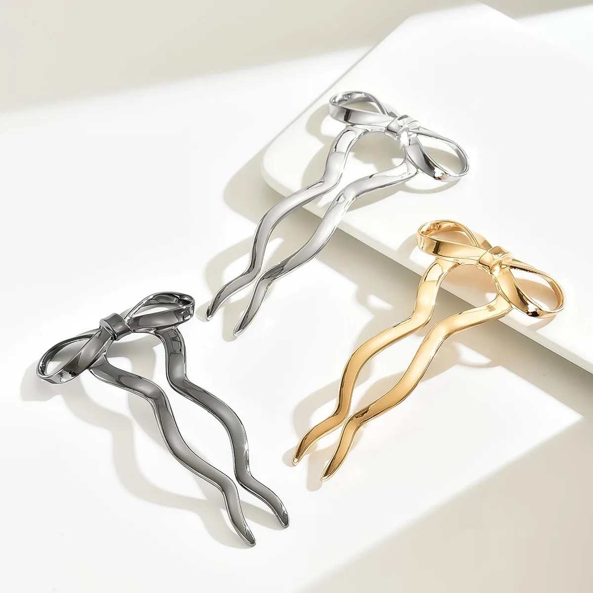 Pince à cheveux élégante avec nœud doré, support minimaliste en épingle à cheveux en métal, bâton à cheveux en forme de U de Style français pour femmes