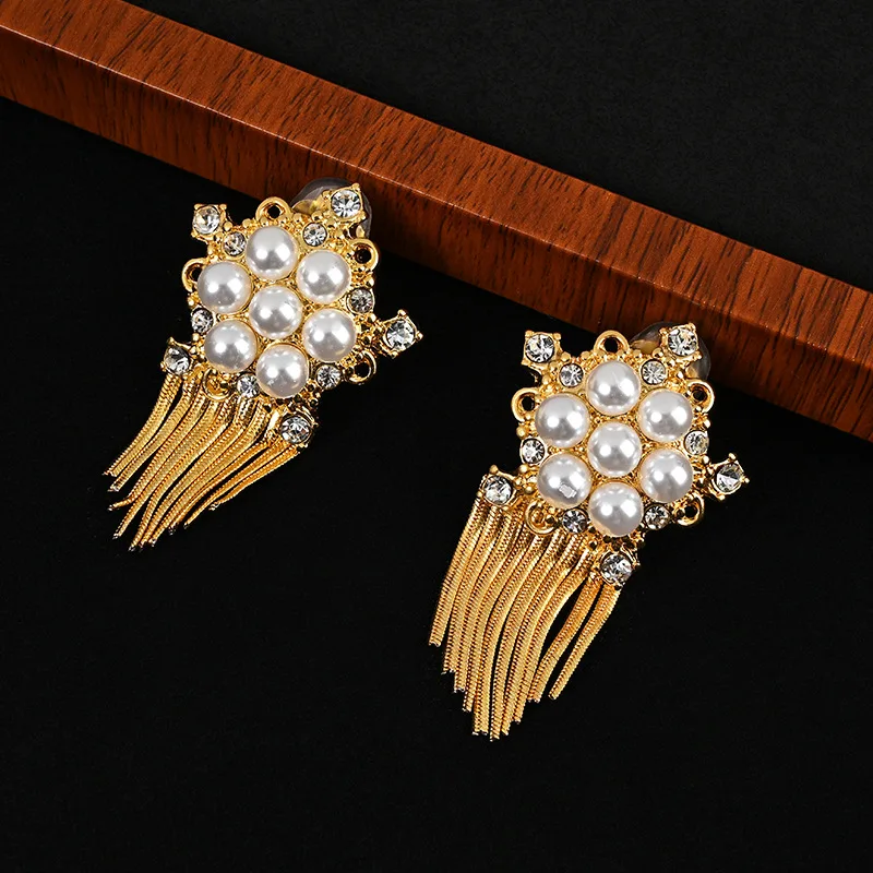 

Temperament Elegant Ear Clip European and American White Glass Pearl Stage Dress Clothes Jewelry Retro Niche Earp Down