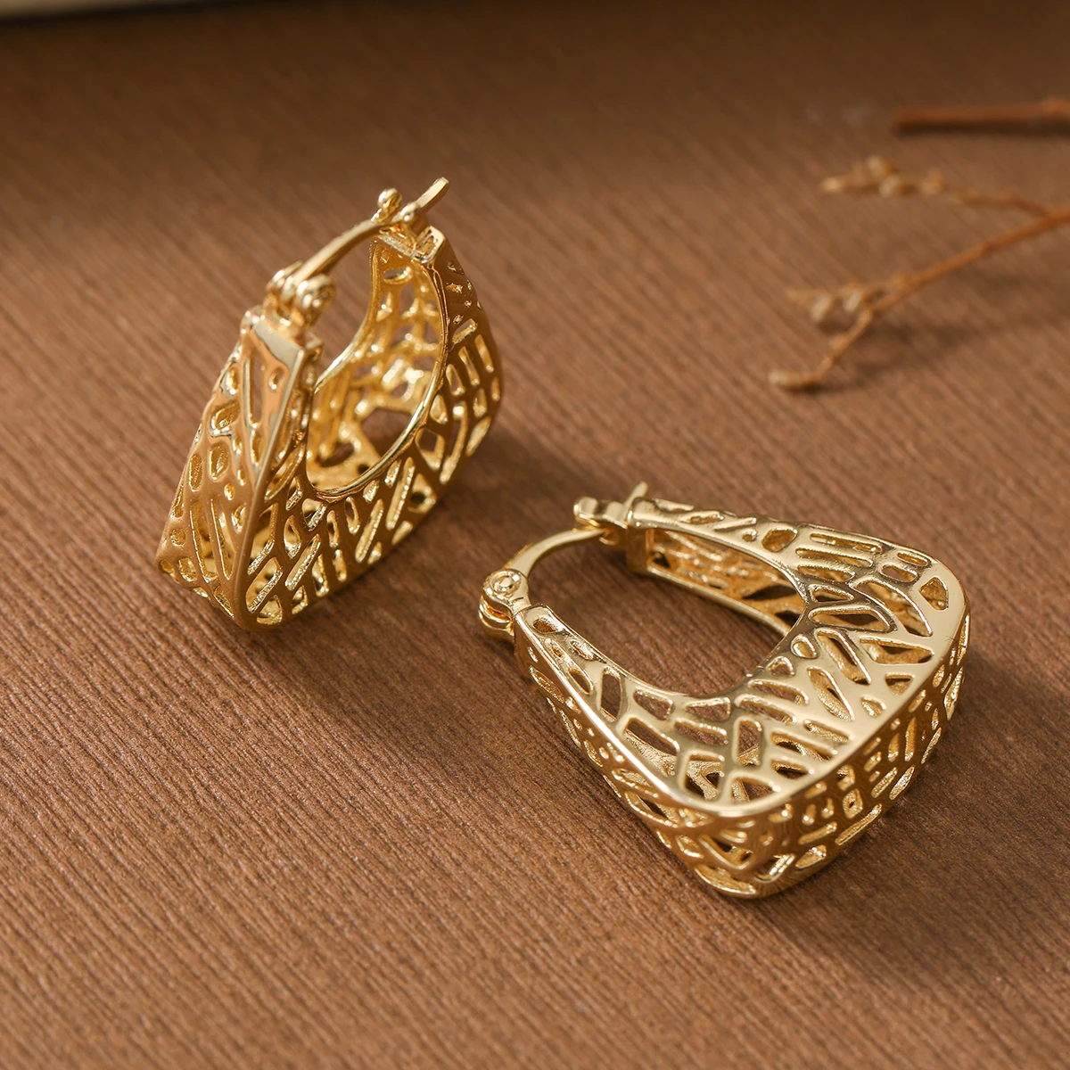 Retro Hollow Triangular Hoop-Shaped Earrings Made of Copper, Suitable for Women as Jewelry, for Daily Wear.