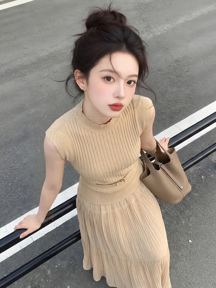 

Женский комплект из укороченного вязаного топа и юбки Slim Fit: эффект омоложения, летняя новинка