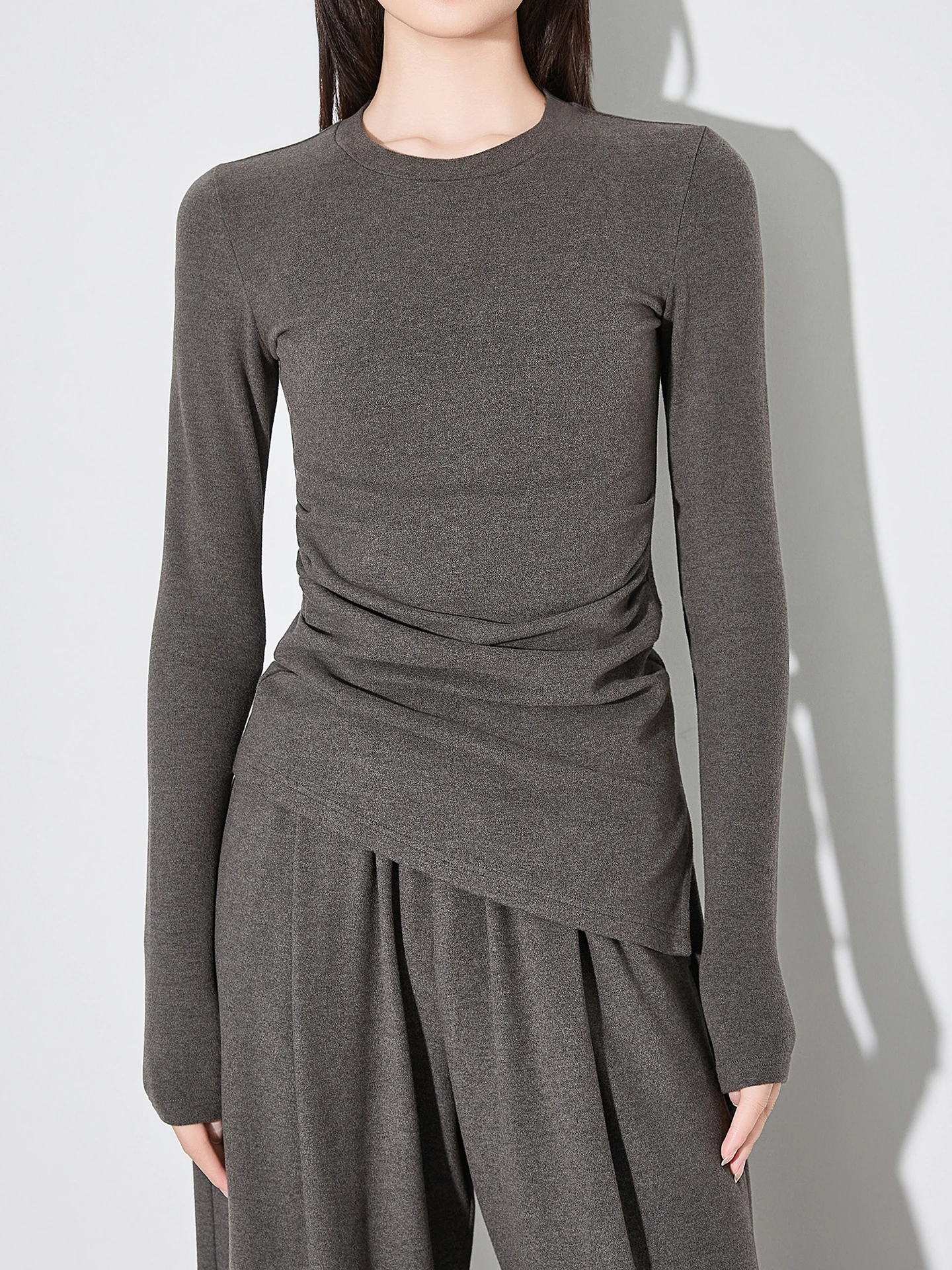 

Женская осенне-зимняя эластичная базовая футболка свободного кроя Slim Fit с асимметричным длинным рукавом, удобная, повседневная