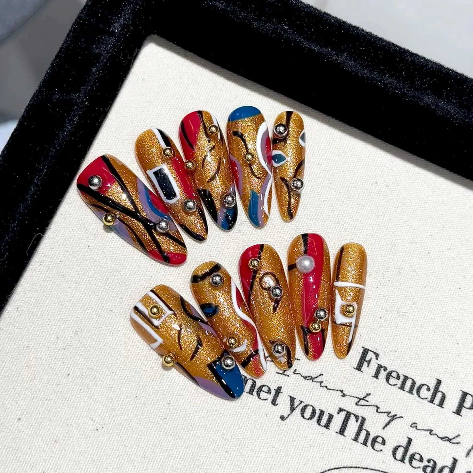 

Нажмите на ногти ручной работы. Винтажная египетская ручная роспись. Линия накладных ногтей. Носимые съемные красочные длинные миндалевидные накладные ногти.