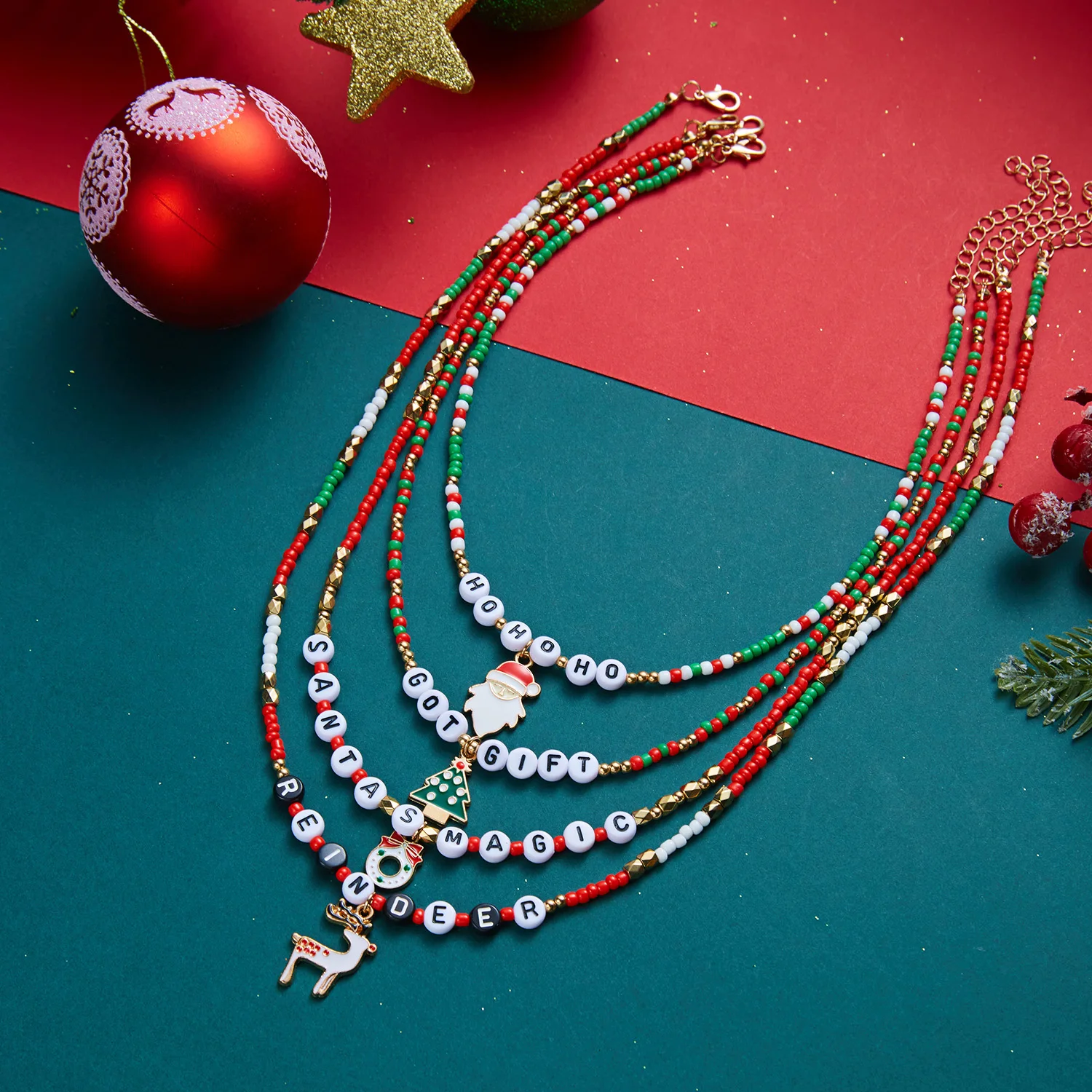 Weihnachtliche Rot-Grüne Reisperlen-Choker-Halskette für Frauen mit Weihnachtsbaum-, Elch- und Glockenanhänger, Neujahrsschmuck-Geschenk 2027 – Detail 6