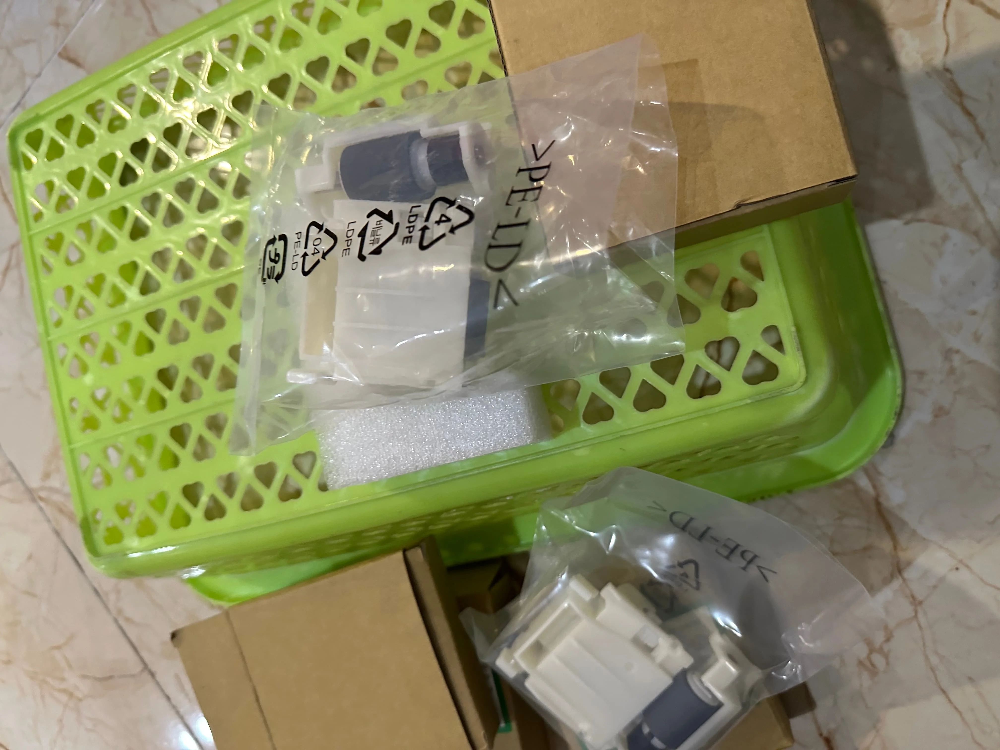 

1sets Pickup Roller Kit for EPSON WF C529R C579R C5210 C5290 C5299 C5710 C5790 M5298 M5299 M5799 ET-8700