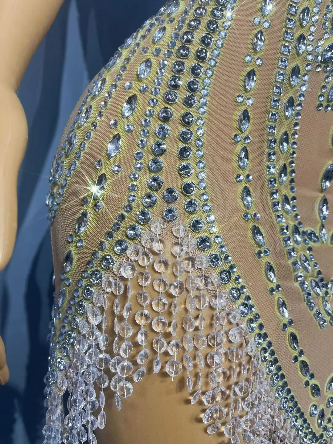 فستان سهرة فاخر من الكريستال في دبي من Wuzhe فستان مثير مفرغ بشراشيب فستان أداء راقص للنساء فستان حفلات الكوكتيل