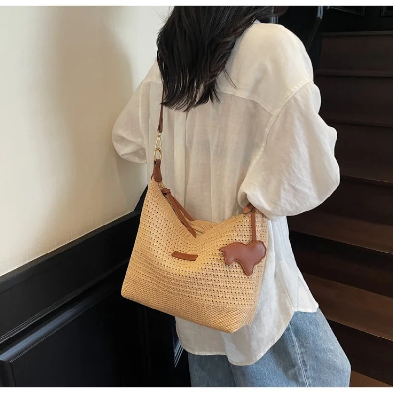 

Стильная модная сумка-шоппер с ремешком через плечо и буквенным логотипом для делового отдыха в Париже