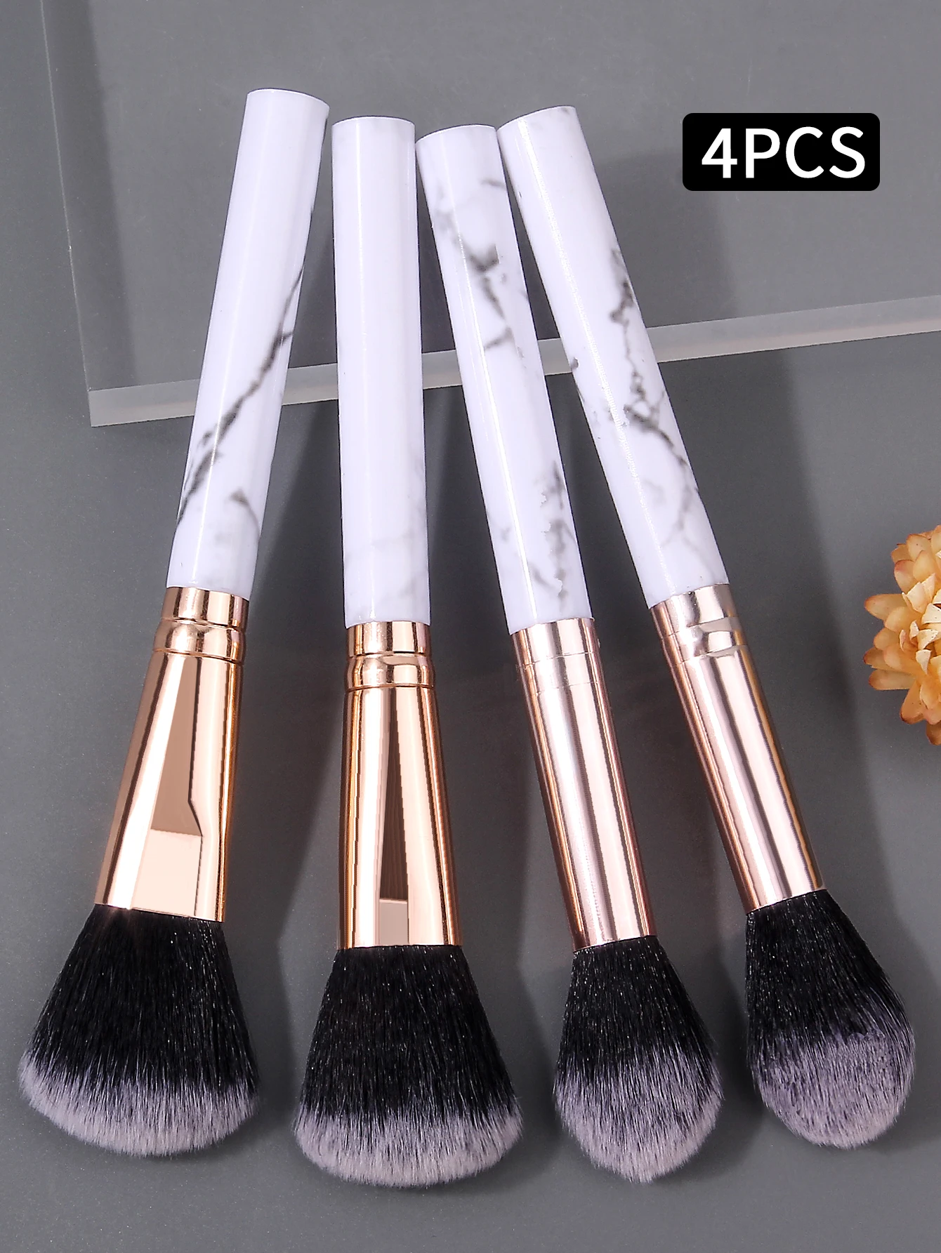 4 pièces de pinceau ample à poils souples bicolores et pinceau à blush, un outil de beauté faciale multifonctionnel et un pinceau de maquillage