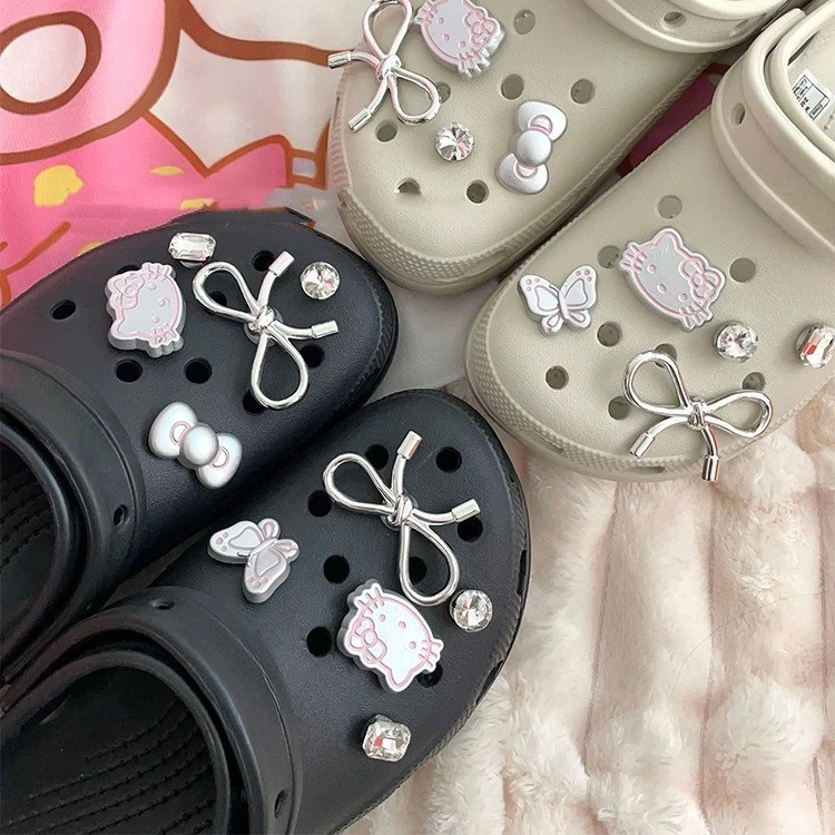 MINISO Hello Kitty ensemble de breloques de chaussures argentées décorations en plastique de dessin animé mignon pour sabots et sandales cadeau parfait pour garçon fille