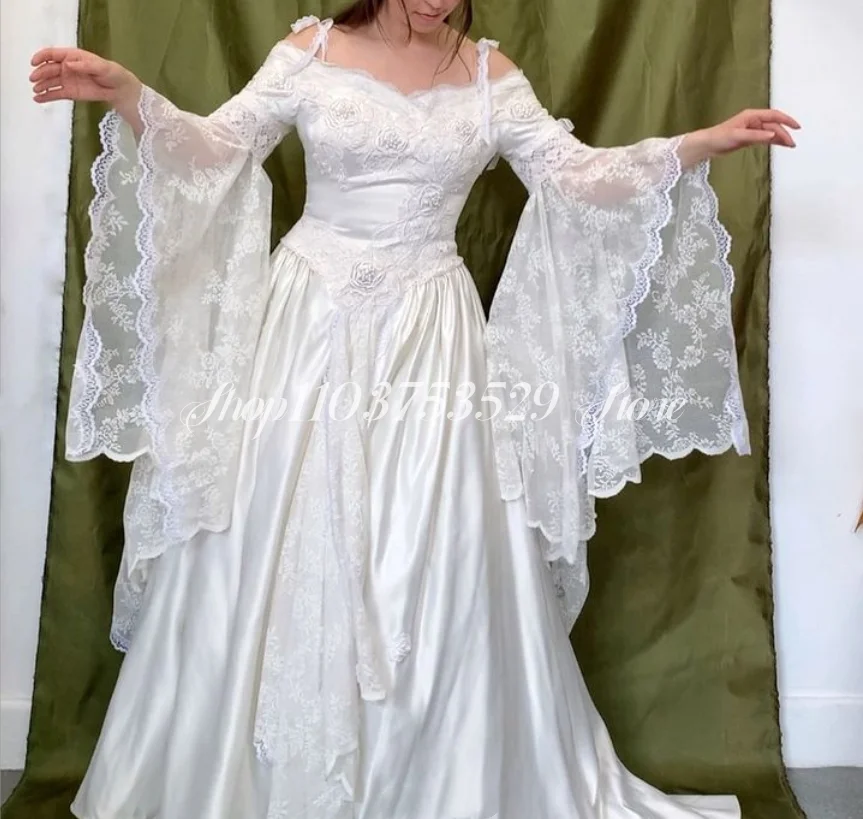 فساتين زفاف عتيقة من القرون الوسطى مخصصة بيضاء بدون حمالات الجنية كم طويل الأزهار المطرزة الدانتيل قزم الملكة فساتين السهرة