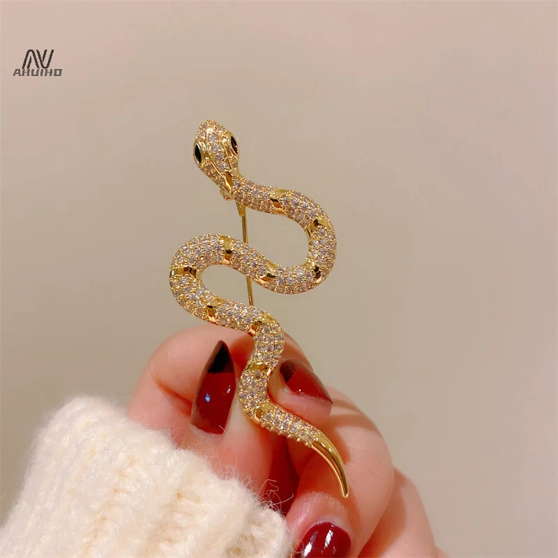 Light Rose Snake Brooches For Women Girls Exquisite Zodiac Snake Enamel Pins Shiny Corsage Clothing Accessories Gift