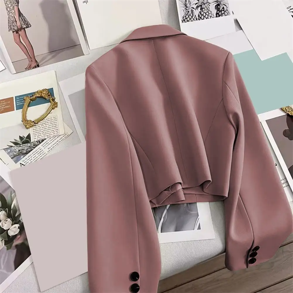 Długi, elegancki damski garnitur w jednolitym kolorze, zapinany na jeden guzik, w stylu casual business.