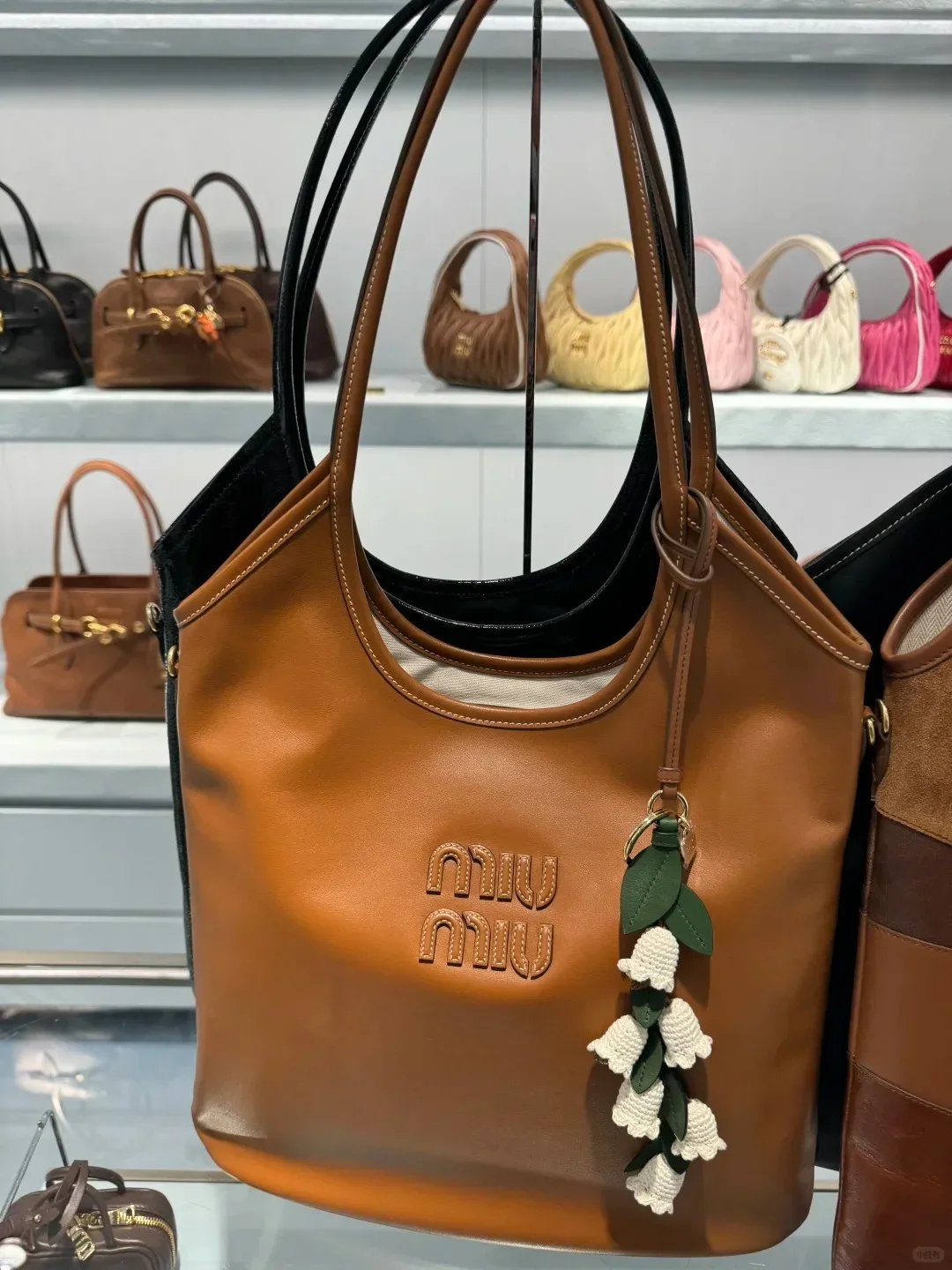 

Очаровательная вязаная подвеска в виде клубничной сумки - набор ключей с цветком ручной работы для кошелька для ключей, кавайная идея подарка, украшение