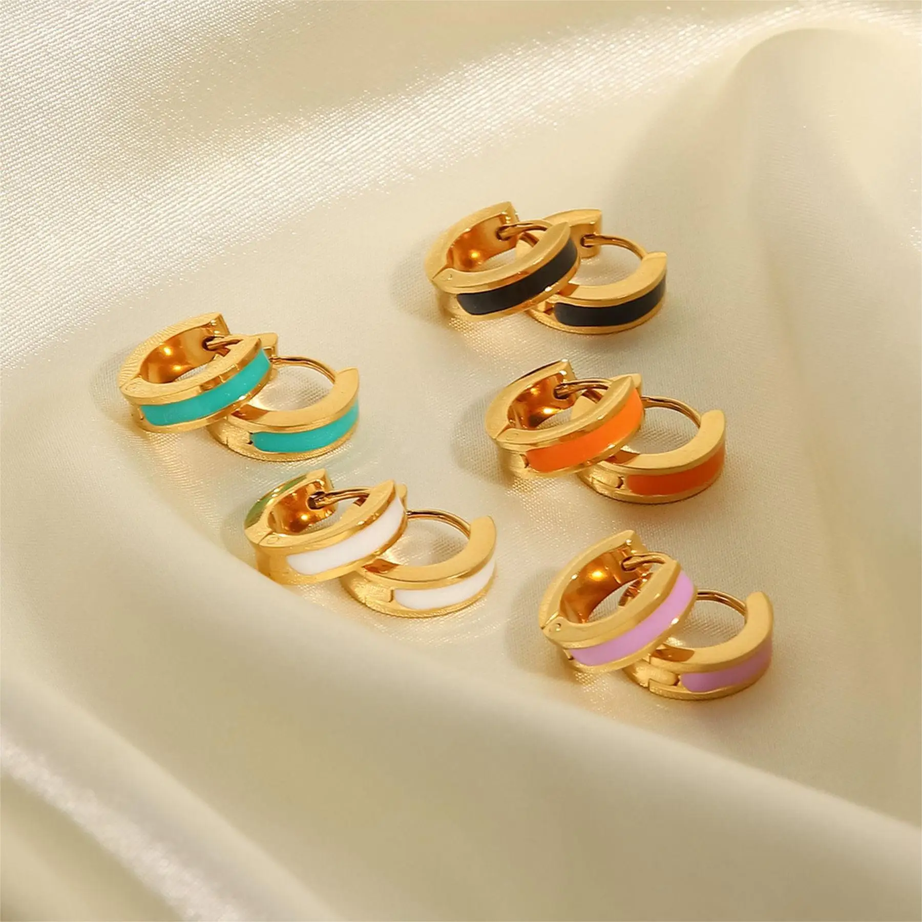 CARLIDANA Premium Ins Style 18K pozłacane kolczyki Mini Hoop nieblaknące kolczyki emaliowane ze stali nierdzewnej dla pań kobiet