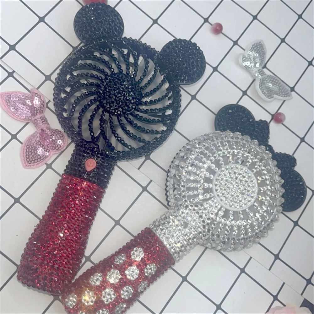 

Все покрытые блестящими стразами, украшенные милыми мультяшными роскошными летними прохладными аксессуарами для вечеринок и вечеринок для девочек, ручным веерном